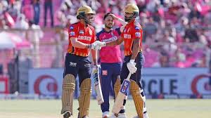 குஜராத் அணி 10 விக்கெட் வித்தியாசத்தில் டெல்லி அணியை வீழ்த்தி வெற்றி